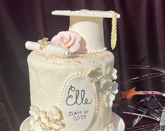 Gorro de graduación, diploma y pancarta de fondant comestible
