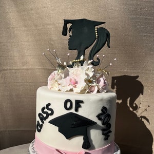 Sylwetka ukończenia studiów z jadalnego fondantu, wiadomość, kokarda i czapka absolwenta