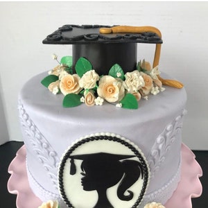 Czapka absolwenta z jadalnego fondantu, sylwetka i kwiaty