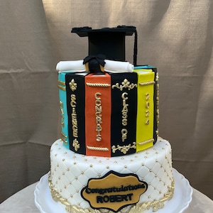 Birrete, diploma y pancarta de graduación de fondant comestible