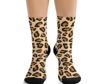 Könnte beinhalten: Ein Paar schwarze Socken mit einem Leopardenmuster in Braun und Beige.