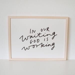 DIN A3 "In Our Waiting God is Working" Christliches Poster GROß | Print | Druck | Wandbild