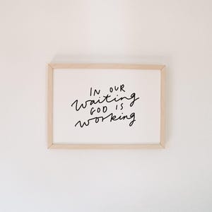 DIN A4 "In Our Waiting God is Working" Christliches Poster | Print | Druck | Wandbild