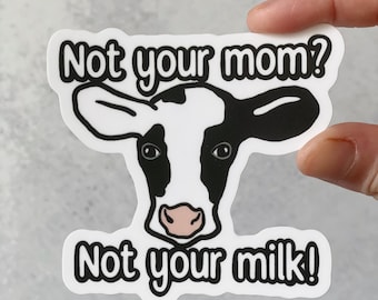 Op de afbeelding: Een witte sticker met een zwart-witte koe-illustratie. De tekst "Not your mom? Not your milk!" is zwart gedrukt, met een witte rand.