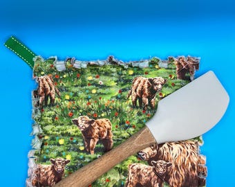 Highland Cow Potholder • Quilted Farmhouse Kitchen Decor • Rustic Cow Hot Pad • Country Cottage Gift