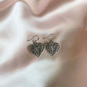 Pendientes de corazón de mariposa