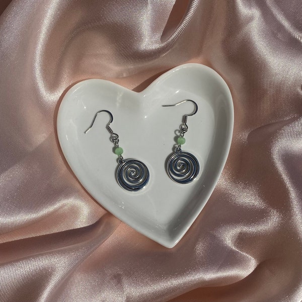 Pendientes con dije en espiral