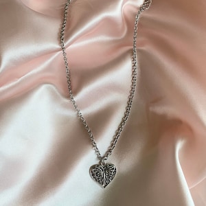 Collar de corazón de mariposa