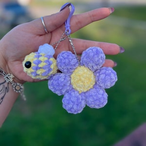 Crochet flower keychain pattern no sew image 4