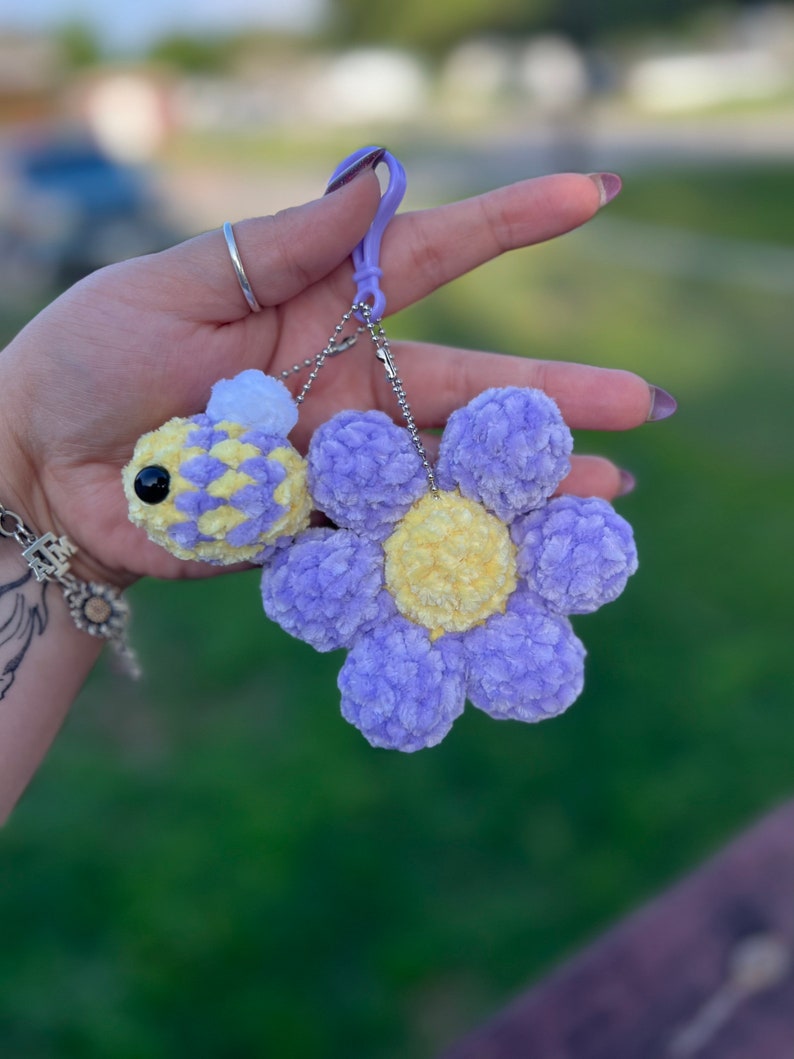 Crochet flower keychain pattern no sew image 4