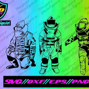 Puede incluir: Tres ilustraciones en silueta en blanco y negro de miembros del escuadrón de desactivación de bombas que llevan trajes de protección. Las ilustraciones están sobre un fondo colorido con el texto "Super Designs Art" y "SVC//DXF//EPS//PNG".