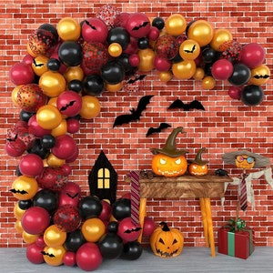 Può includere: Una decorazione per una festa di Halloween con una ghirlanda di palloncini neri, dorati e rossi con pipistrelli e coriandoli. Nell'immagine ci sono anche zucche e uno spaventapasseri.