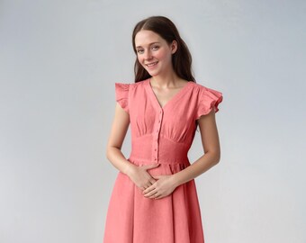Rustik linneklänning med volangärmar – Vintageinspirerad sommarklänning i midimodell med knappar framtill och knytband i midjan | SKU.25T11T5F