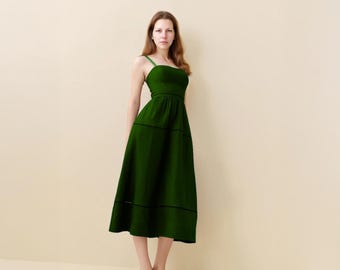 Groene linnen midi-jurk met vierkante halslijn, bandjes en gelaagde rok: zomerjurk, aanpasbare pasvorm | Artikelnummer 25T15T3U: