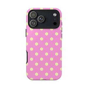 Peut inclure: Coque de téléphone rose avec un motif de pois jaunes. L'étui est doté d'un module caméra noir avec trois objectifs. L'étui de téléphone est conçu pour protéger le téléphone des rayures et des dommages.