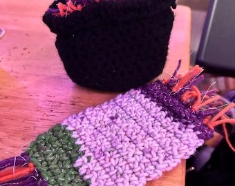 Set gehaakte mok voor halloween: heksenketel en griezelige onderzetters