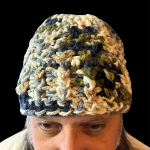 Handvirkad blågrön krämfärgad tjock varm mössa: Varm vintermössa i akryl