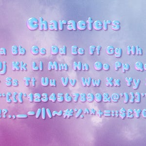 Puede incluir: Un conjunto completo de alfabeto y n&uacute;meros en una fuente de estilo burbuja, con un degradado de azul y rosa. La palabra "Characters" est&aacute; en la parte superior. Incluye puntuaci&oacute;n y s&iacute;mbolos. Sobre un fondo suave y nublado.