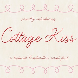 Op de afbeelding: Lichtbeige achtergrond met een roze decoratieve rand en de woorden "proudly introducing Cottage Kiss" in rood scriptlettertype. Hieronder staat "a textured handwritten script font".