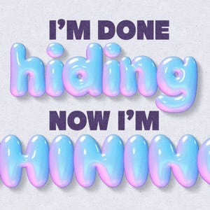 Puede incluir: Una impresi&oacute;n de arte digital con el texto "I'M DONE hiding NOW I'M SHINING". Las palabras "hiding" y "shining" est&aacute;n en una fuente de burbujas con degradados azules y rosas. Las otras palabras est&aacute;n en una fuente de color p&uacute;rpura oscuro.