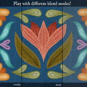 Op de afbeelding: Een digitale illustratie van een bloemenontwerp met een denimtextuur. De afbeelding toont drie verschillende mengmodi: overvloeien, verdelen en hard licht. De tekst "Speel met verschillende mengmodi!" staat bovenaan de afbeelding.