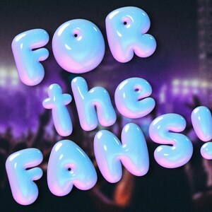 Puede incluir: Gr&aacute;fico digital con el texto "FOR the FANS!" en letras de burbujas. Las letras son de color azul claro con reflejos rosas, sobre un fondo borroso p&uacute;rpura y negro de una multitud en un concierto.