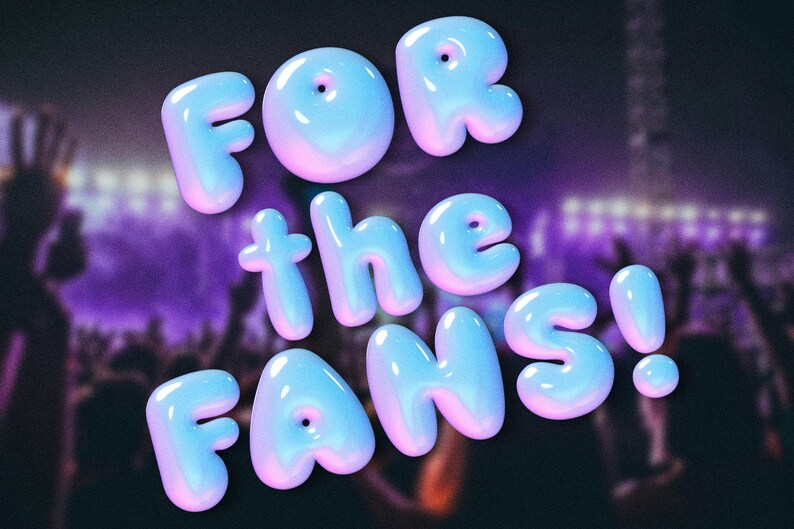 Puede incluir: Gr&aacute;fico digital con el texto "FOR the FANS!" en letras de burbujas. Las letras son de color azul claro con reflejos rosas, sobre un fondo borroso p&uacute;rpura y negro de una multitud en un concierto.