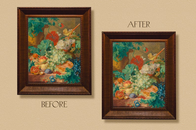 Op de afbeelding: Een ingelijst stilleven met een fruitschaal met druiven, perziken, pruimen en een granaatappel. De schaal is omringd door groene bladeren en bloemen. Het schilderij is in een bruine lijst met een gouden rand. De woorden "VOOR" en "NA" zijn onder de schilderijen gedrukt.