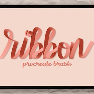 Może przedstawiać: Cyfrowa ilustracja słowa "wstążka" napisanego stylizowanym fontem przy użyciu czerwonej i różowej wstążki. Tekst "procreate brush" jest napisany pod słowem "wstążka".