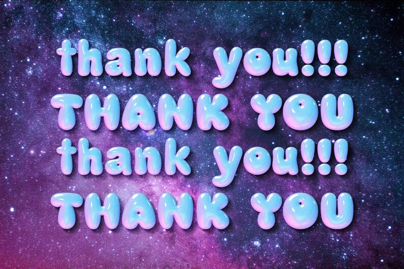 Puede incluir: Gr&aacute;fico digital con la frase "thank you!!!" repetida cuatro veces en una fuente de estilo burbuja. Las letras son de color azul claro con reflejos rosas, sobre un fondo estrellado p&uacute;rpura y azul.
