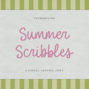 Könnte beinhalten: Eine rechteckige weiße Karte mit dem Text "INTRODUCING" in kleinen schwarzen Buchstaben, gefolgt von dem großen rosa Schreibschrifttext "Summer Scribbles" und dem Text "A CASUAL ORGANIC FONT" in kleinen schwarzen Buchstaben auf grün gestreiftem Grund.