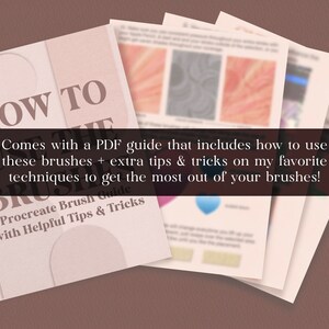 Op de afbeelding: Een stapel papier met de titel "Hoe de kwasten te gebruiken" en een ondertitel "Procreate kwastgids met handige tips en trucs". De papieren bevatten een PDF-gids met instructies over het gebruik van de kwasten en extra tips en trucs.