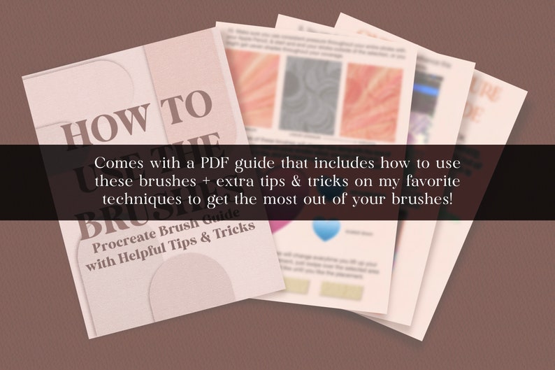 Op de afbeelding: Een stapel papier met de titel "Hoe de kwasten te gebruiken" en een ondertitel "Procreate kwastgids met handige tips en trucs". De papieren bevatten een PDF-gids met instructies over het gebruik van de kwasten en extra tips en trucs.