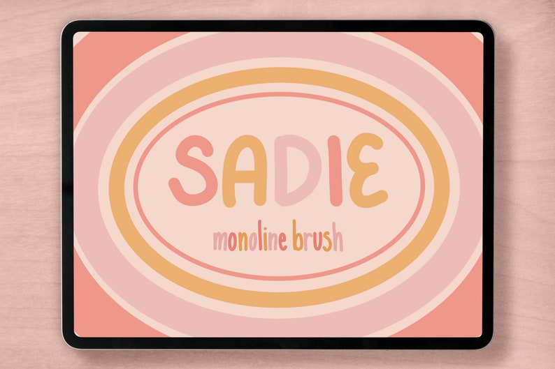K&ouml;nnte beinhalten: Ein digitales Tablet zeigt ein Design mit dem Namen "SADIE" in rosa und orangefarbenen Buchstaben, umgeben von konzentrischen B&ouml;gen in Pastellfarben. Unter dem Namen steht der Text "monoline brush" in kleinerer, rosa Schrift. Der Hintergrund ist in einem sanften Pfirsichton gehalten.