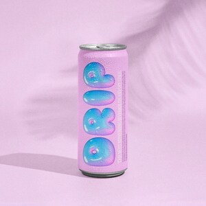 Puede incluir: Una lata de bebida rosa con la palabra "DROP" en una fuente con forma de burbuja. Las burbujas son azules y moradas con purpurina. La lata est&aacute; sobre un fondo rosa con una sombra.