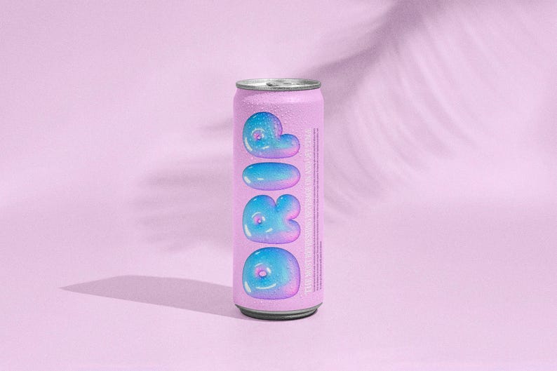 Puede incluir: Una lata de bebida rosa con la palabra "DROP" en una fuente con forma de burbuja. Las burbujas son azules y moradas con purpurina. La lata est&aacute; sobre un fondo rosa con una sombra.