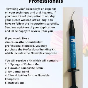 Könnte beinhalten: Ein blaues und schwarzes Bonding-System-Kit für Zahnärzte. Das Kit enthält eine Spritze mit Ätzgel, fließfähiges Komposit-Harz, UV-Dentalbond, zwei Flaschen mit fließfähigem Komposit und Anweisungen. Der Text auf dem Kit lautet "DENTIX SOLUTIONS QUALITY FIXCS".