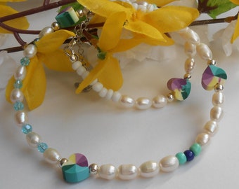 Collar de perlas de colores con perlas de agua dulce y corazones pastel