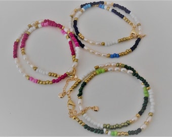 Bunte Perlenkette aus Glasperlen  und Süßwasserperlen in verschiedenen Farben.