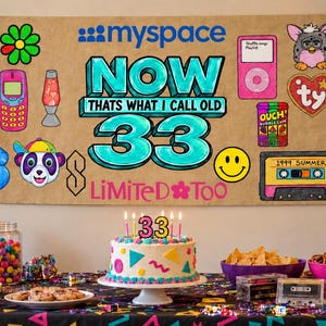 Può includere: Uno striscione rettangolare per feste con il testo Myspace NOW THATS WHAT I CALL OLD 33 LIMITED TOO circondato da grafiche a tema anni '90, tra cui una lampada a lava, una cassetta, una faccina sorridente e palloncini colorati ai lati.