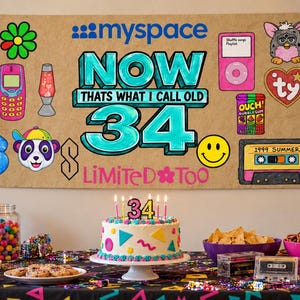 Può includere: Un grande striscione rettangolare con sfondo beige che presenta grafiche a tema anni '90, il testo Myspace, NOW THATS WHAT I CALL OLD 34 e LIMITED TOO. Lo striscione è esposto sopra un tavolo da festa con una torta di compleanno e palloncini.