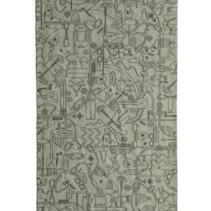 Op de afbeelding: Een grijze bandana met een patroon met een herhalend ontwerp van wintersportuitrusting, waaronder ski's, snowboards, laarzen en hoeden. Het ontwerp is in zwart en wit.