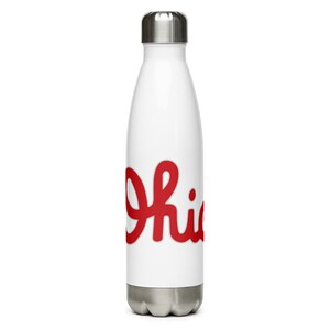 Può includere: Una bottiglia d'acqua in acciaio inossidabile bianca con un logo "Ohio" rosso.