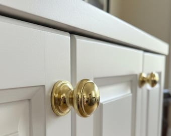 Ongelakte massief messing bolvormige kastknoppen, kast- en ladegrepen.