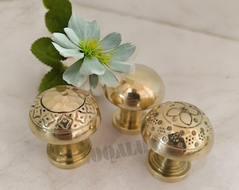 Ongelakte messing bolvormige kastknop, set vintage stijl beslag