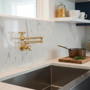 Olackerad blandare i massiv mässing – Väggmonterad blandare för spis.