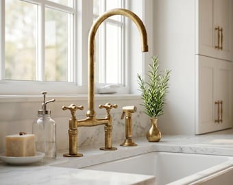 Grifo de cocina de puente de latón macizo sin lacar con rociador lateral.