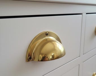 Ongelakte massief messing komgreep, vintage lade- en kastgreep.