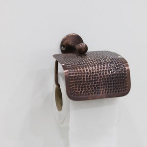 Suporte martelado de cobre contínuo do papel higiênico, suporte feito à mão do rolo da sala de pó