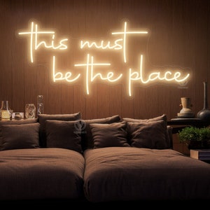Letreiro de neon "This Must Be The Place", letreiro de neon personalizado, decoração de parede, arte de parede para sala de estar, presentes personalizados para decoração de casa, presente de inauguração
